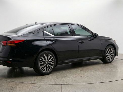 Used 2025 Nissan Altima 2.5 SV FWD image 9