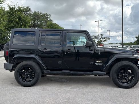 Used 2013 Jeep Wrangler Unlimited Sahara w/ Connectivity Group AWD/4WD image 4