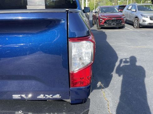Used 2022 Nissan Titan SV image 14