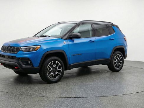 Used 2025 Jeep Compass Trailhawk AWD/4WD image 3