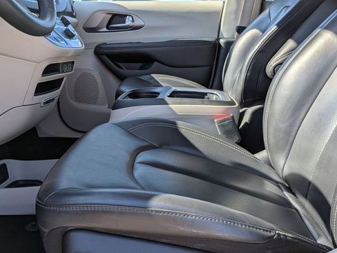 Used 2023 Chrysler Pacifica Touring-L image 12