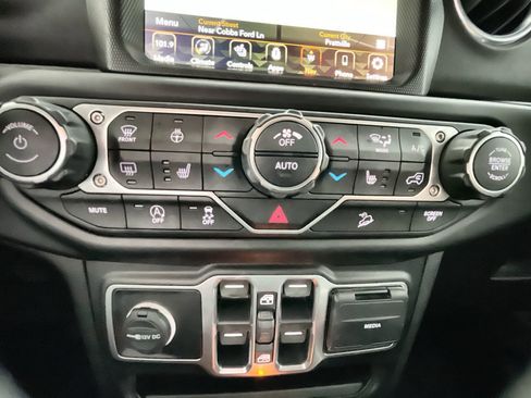 Used 2020 Jeep Wrangler Unlimited Sahara image 18