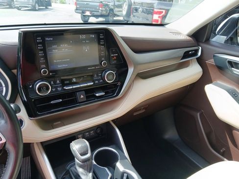 Used 2022 Toyota Highlander XLE FWD image 22