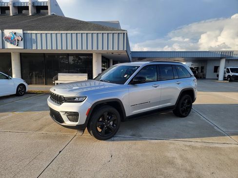 Used 2023 Jeep Grand Cherokee Altitude RWD image 1