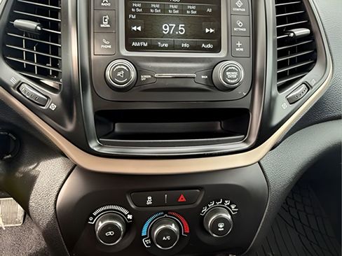 Used 2016 Jeep Cherokee Sport image 36