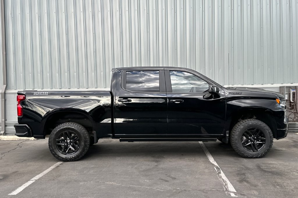 Used 2025 Chevrolet Silverado 1500 LT Trail Boss w/ LT Trail Boss Premium Package AWD/4WD image 3