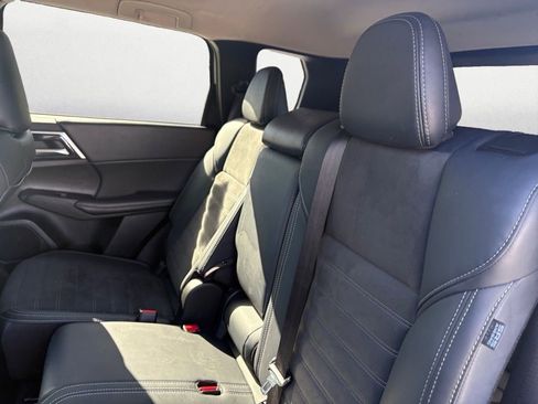 Used 2024 Mitsubishi Outlander SE image 10