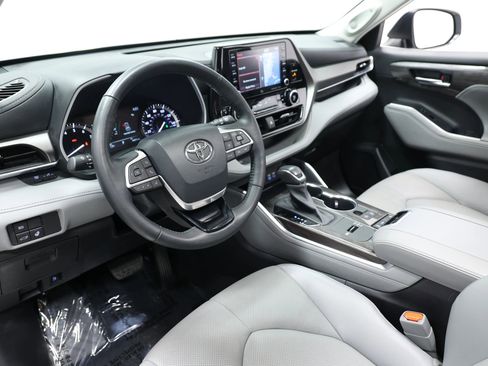 Used 2022 Toyota Highlander Limited FWD image 2