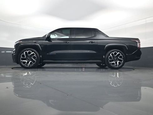 Certified 2025 Chevrolet Silverado EV RST AWD/4WD image 28