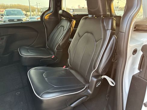 Used 2025 Chrysler Pacifica Limited FWD image 35