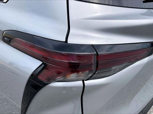 Used 2025 Toyota Sienna XLE FWD image 35