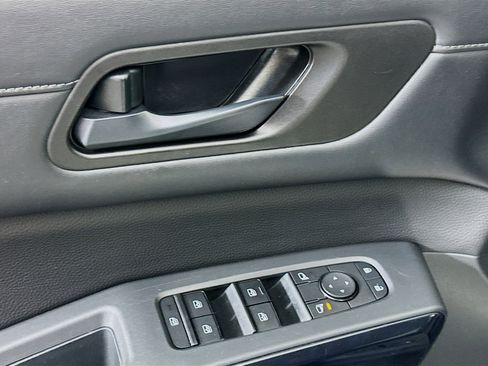 Used 2025 Nissan Pathfinder SV image 15