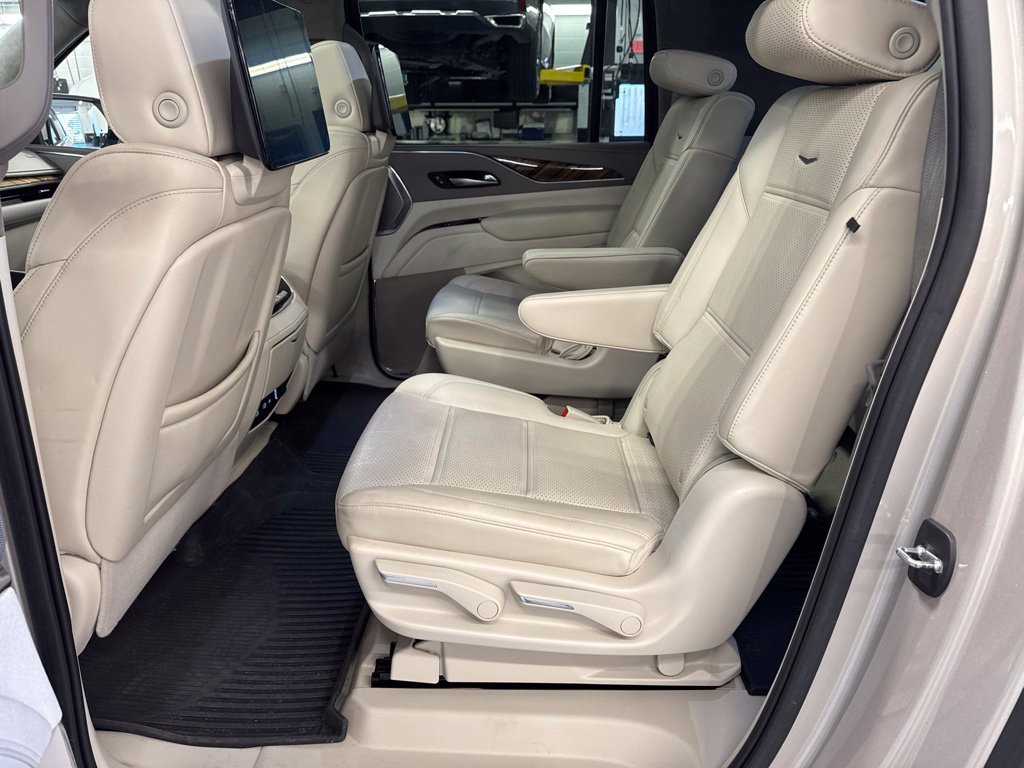 Used 2023 Cadillac Escalade ESV Sport Platinum AWD/4WD image 15