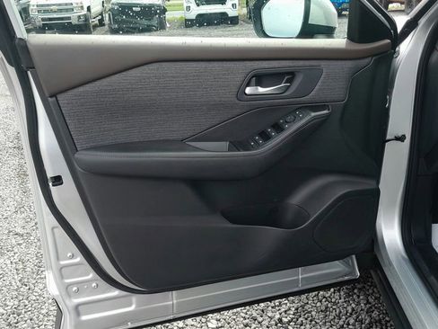 Used 2023 Nissan Rogue SV image 15