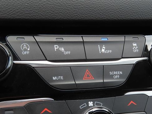 Certified 2024 Chrysler Pacifica Touring-L FWD image 10