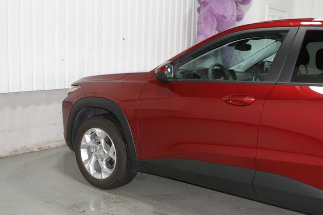 Used 2025 Chevrolet Trax LS w/ LS Convenience Package FWD image 34