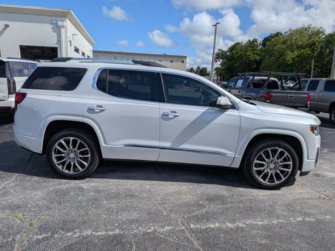 Used 2022 GMC Acadia Denali w/ Denali Ultimate Package FWD image 3