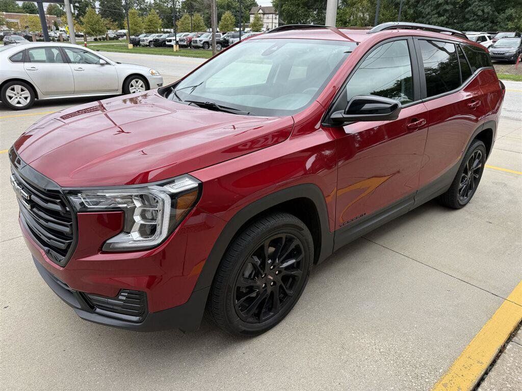 Used 2024 GMC Terrain SLE w/ Driver Convenience Package AWD/4WD image 1