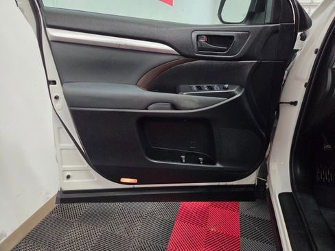 Used 2019 Toyota Highlander LE image 25