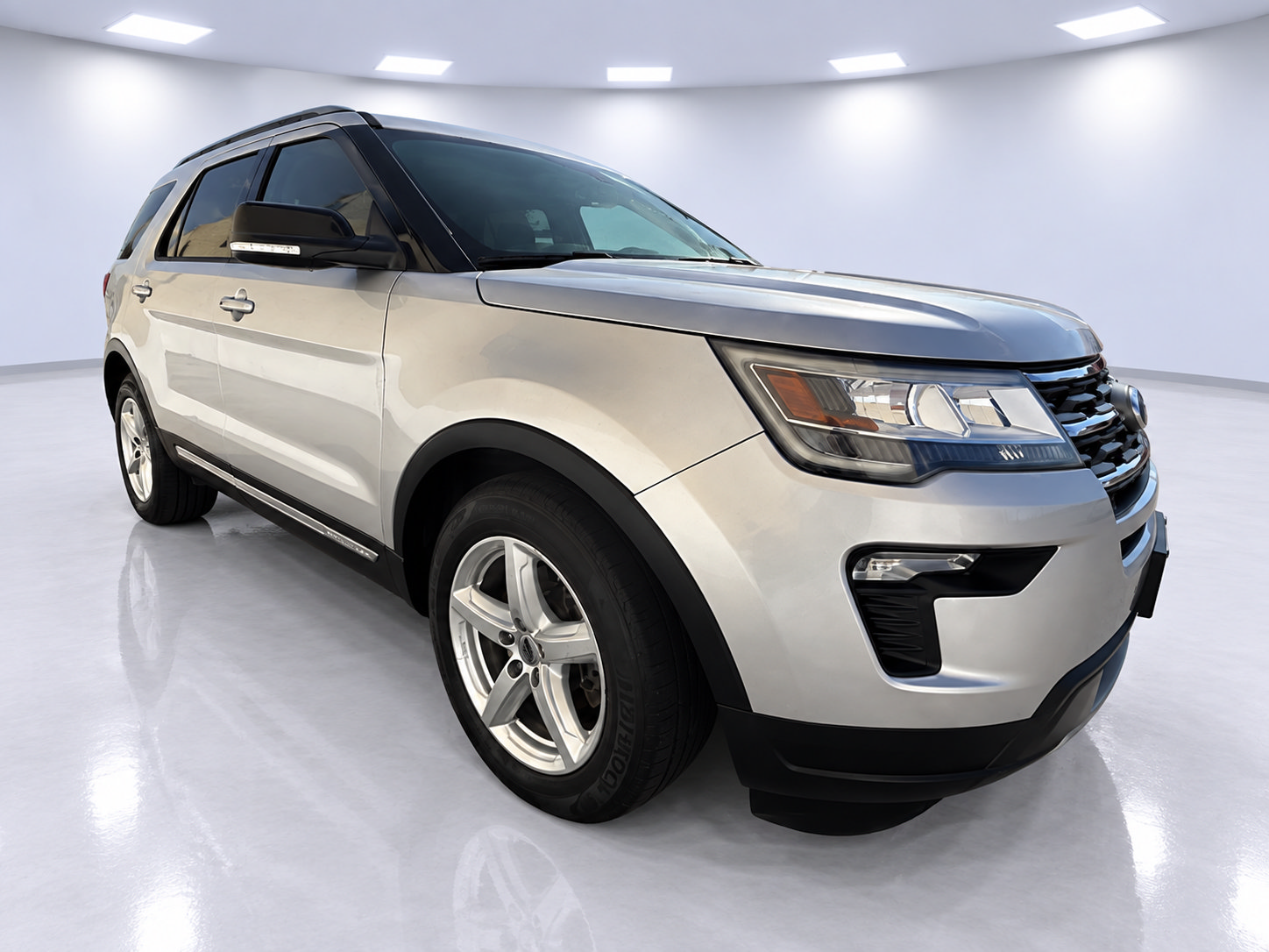 Used 2018 Ford Explorer XLT w/ Equipment Group 201A FWD image 2