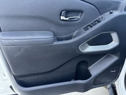 Used 2024 Nissan Frontier SL image 9