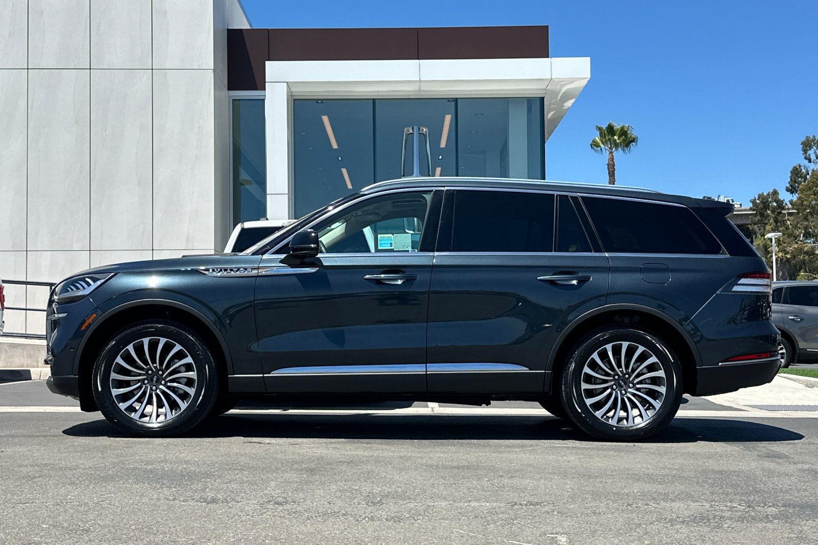 Certified 2023 Lincoln Aviator Reserve w/ Equipment Group 201A AWD/4WD image 6