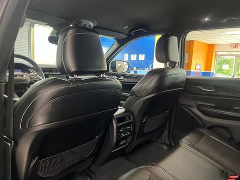 Used 2024 Jeep Grand Cherokee Altitude AWD/4WD image 17