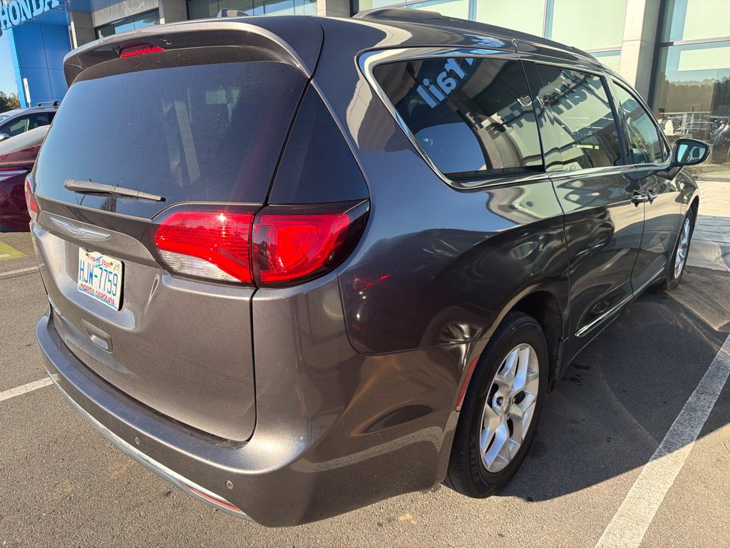 Used 2017 Chrysler Pacifica Touring-L w/ Tire & Wheel Group FWD image 5