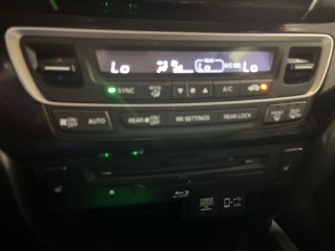 Used 2020 Honda Pilot Touring image 23