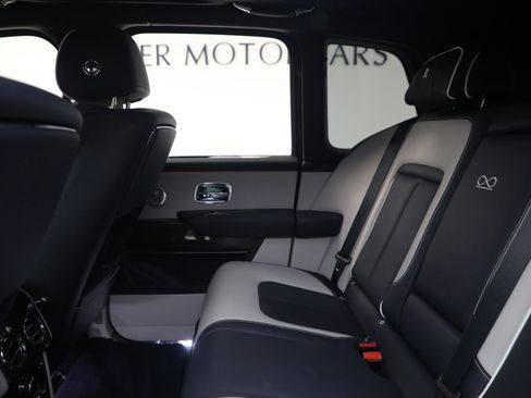 Used 2022 Rolls-Royce Cullinan Black Badge AWD/4WD image 22