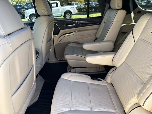 Used 2024 Cadillac Escalade Premium Luxury image 14