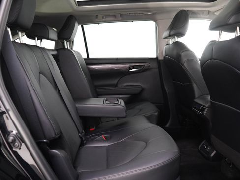 Used 2024 Toyota Highlander Limited AWD/4WD image 12