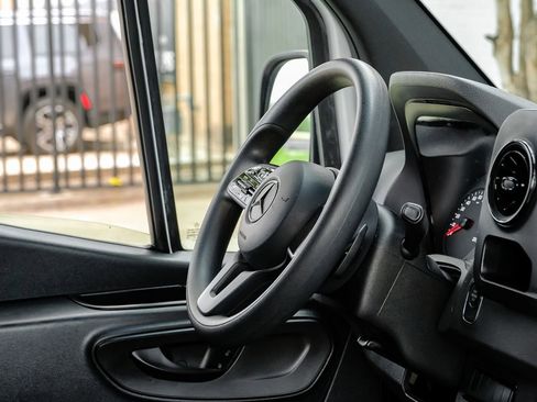 Used 2023 Mercedes-Benz Sprinter 2500 image 13