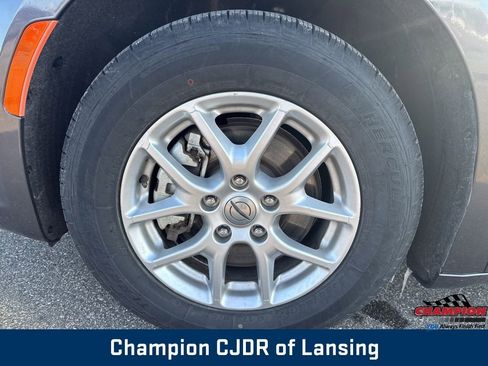 Used 2023 Chrysler Pacifica Touring-L image 9