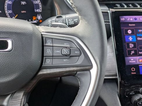 Used 2025 Jeep Grand Cherokee Limited RWD image 19