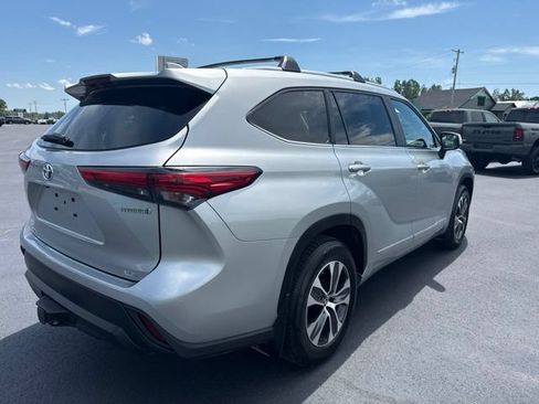 Used 2023 Toyota Highlander XLE AWD/4WD image 5