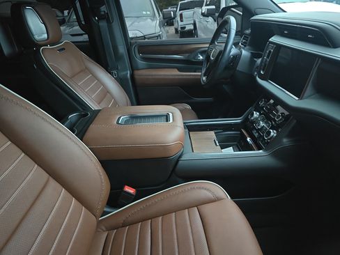 Used 2023 GMC Yukon XL Denali Ultimate AWD/4WD image 13