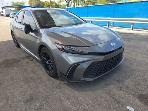 Used 2025 Toyota Camry SE w/ Convenience Package image 4