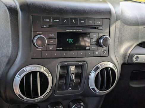 Used 2015 Jeep Wrangler Unlimited Sahara w/ Connectivity Group AWD/4WD image 20