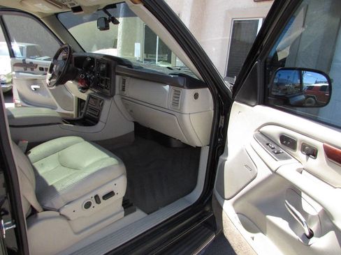 Used 2005 Cadillac Escalade EXT image 26