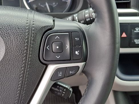 Used 2018 Toyota Highlander XLE AWD/4WD image 28