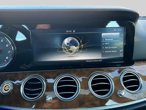 Used 2017 Mercedes-Benz E 300 4MATIC image 33