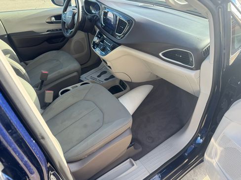 Used 2017 Chrysler Pacifica Touring image 12