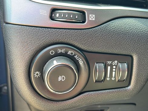 Used 2019 Jeep Cherokee Latitude Plus AWD/4WD image 12