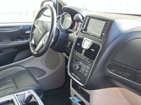 Used 2014 Chrysler Town & Country Touring-L w/ Driver Convenience Group FWD image 18