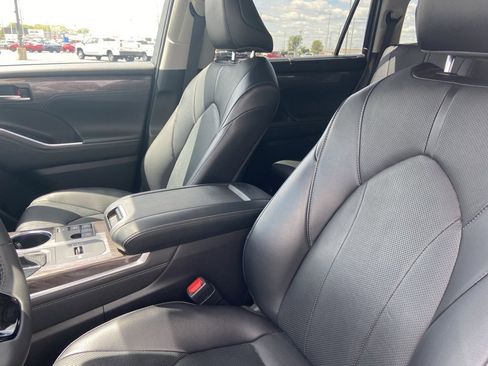 Used 2024 Toyota Highlander Limited image 15