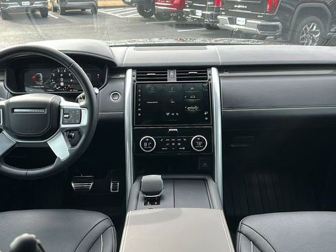 Used 2024 Land Rover Discovery Metropolitan Edition image 10