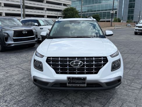 Used 2025 Hyundai Venue SEL FWD image 2