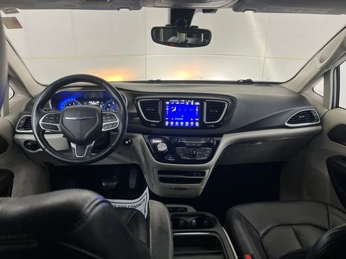 Used 2017 Chrysler Pacifica Touring-L image 31