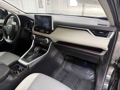 Used 2019 Toyota RAV4 Limited w/ Advanced Technology Package FWD image 33
